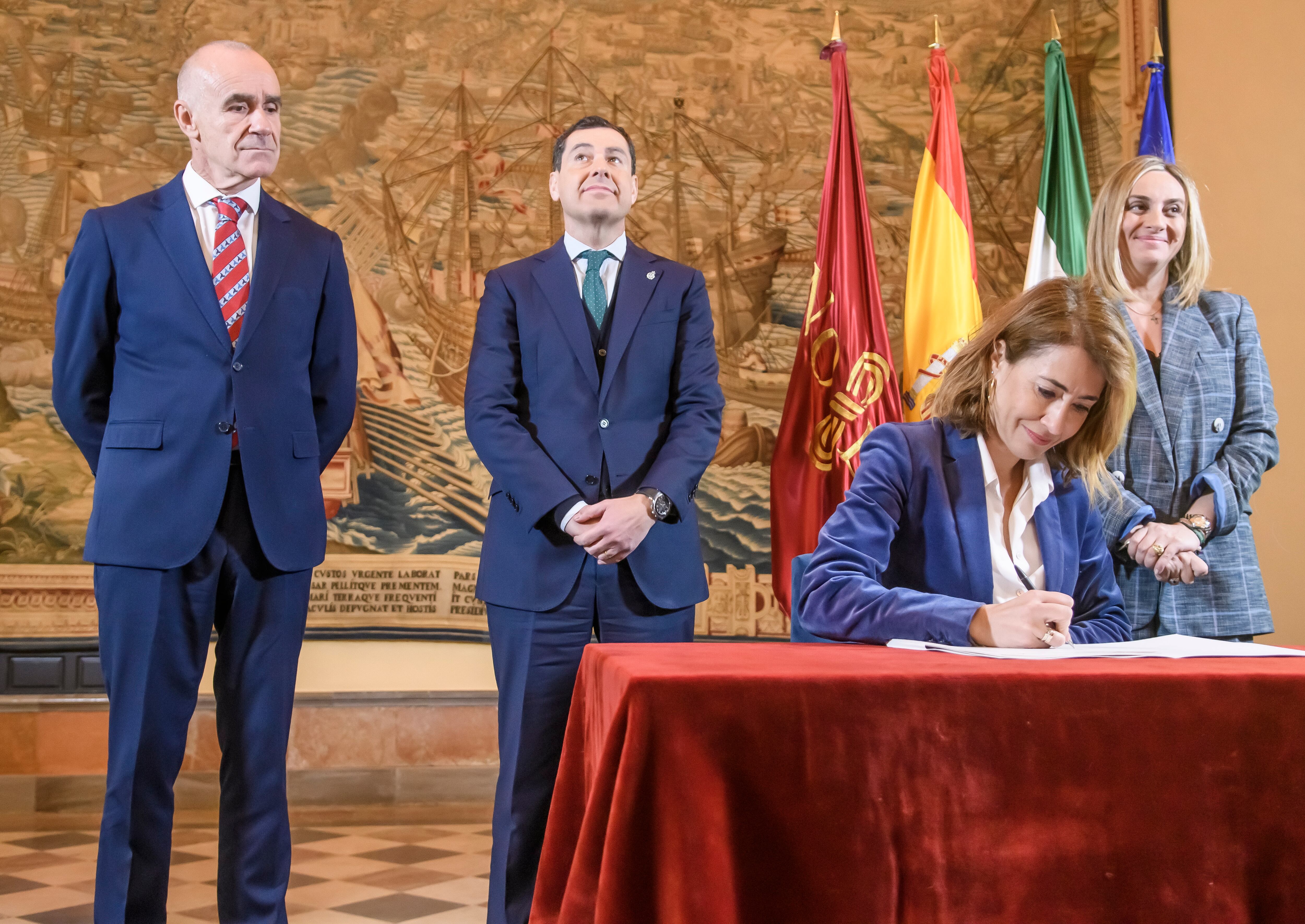 GRAFAND6911. SEVILLA, 25/01/2023.- La ministra de Transportes, Movilidad y Agenda Urbana, Raquel Sánchez, firma el convenio de financiación del tramo norte de la línea 3 del Metro de Sevilla, que garantiza la ejecución de esta infraestructura en un plazo previsto de ocho años y se produce catorce años después de la inauguración de la línea 1 en abril de 2009, en presencia del alcalde de Sevilla, Antonio Muñoz (i); el presidente de la Junta de Andalucía, Juanma Moreno( 2i) y la consejera de Fomento, Articulación del Territorio y Vivienda, Marifrán Carazo, este miércoles en los Reales Alcázares de la capital hispalense. EFE/Raúl Caro
