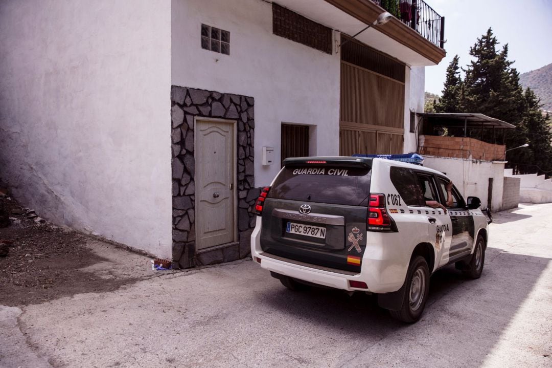 Guardia Civil pasa frente a la casa de la mujer de 31 años de origen rumano y madre de un bebé de siete meses que está desaparecida desde el pasado 12 de junio en Arenas (Málaga) y pese a que la primera hipótesis que se maneja es una marcha voluntaria, en las últimas horas se han practicado varios registros