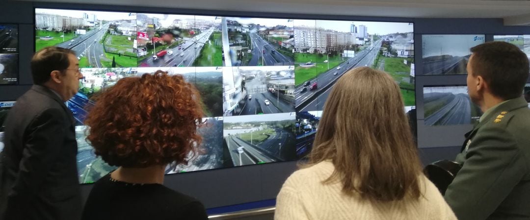 Autoridades de tráfico revisan la situación de la circulación en la sala de pantallas de la DGT