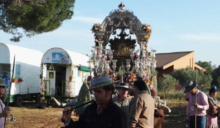 La carreta de plata de la Hermandad del Rocío del Cerro del Águila en el momento de reemprender su camino de regreso en la mañana de este martes