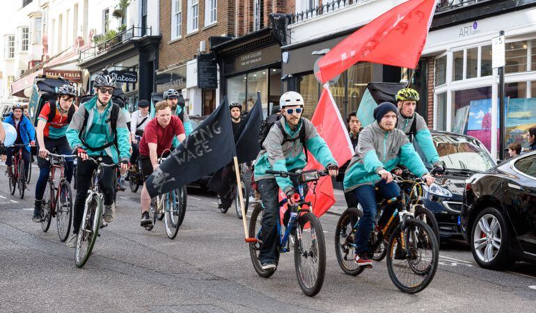 Trabajadores de la empresa Deliveroo de huelga en Brighton, Reino Unido