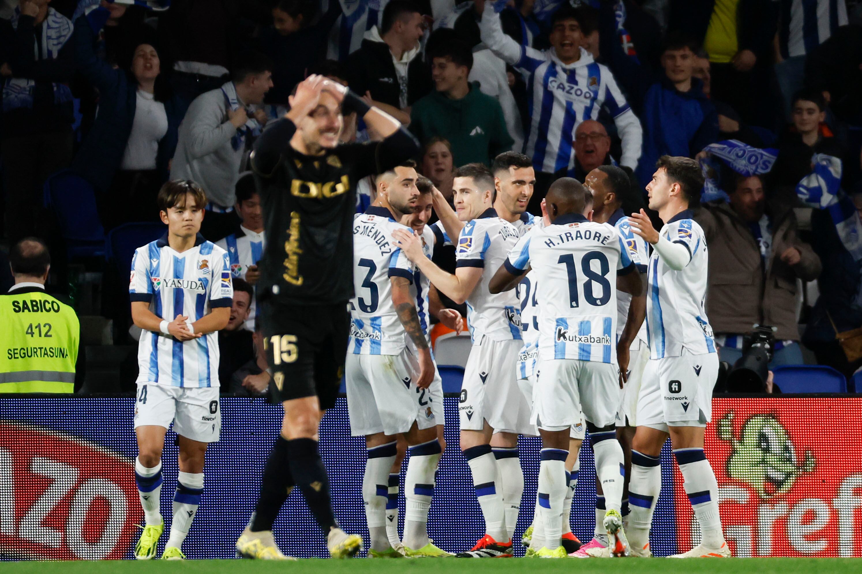 SAN SEBASTIÁN, 15/03/2024.- Los jugadores de la Real Sociedad celebran el primer gol conseguido durante el partido de LaLiga disputado este viernes entre la Real Sociedad y el Cádiz FC en el estadio Reale Arena de San Sebastián. EFE/Juan Herrero
