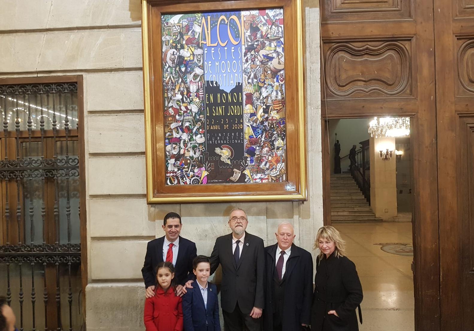 Jordi Sellés, autor del Cartel, junto a Juan José Olcina, presidente de la Asociación de San Jorge; Carolina Ortiz, edil de Fiestas; Fernando Rius, Sant Jordiet i Antonio Francés, alcalde de Alcoy.