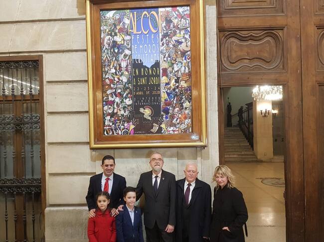 Jordi Sellés, autor del Cartel, junto a Juan José Olcina, presidente de la Asociación de San Jorge; Carolina Ortiz, edil de Fiestas; Fernando Rius, Sant Jordiet i Antonio Francés, alcalde de Alcoy.
