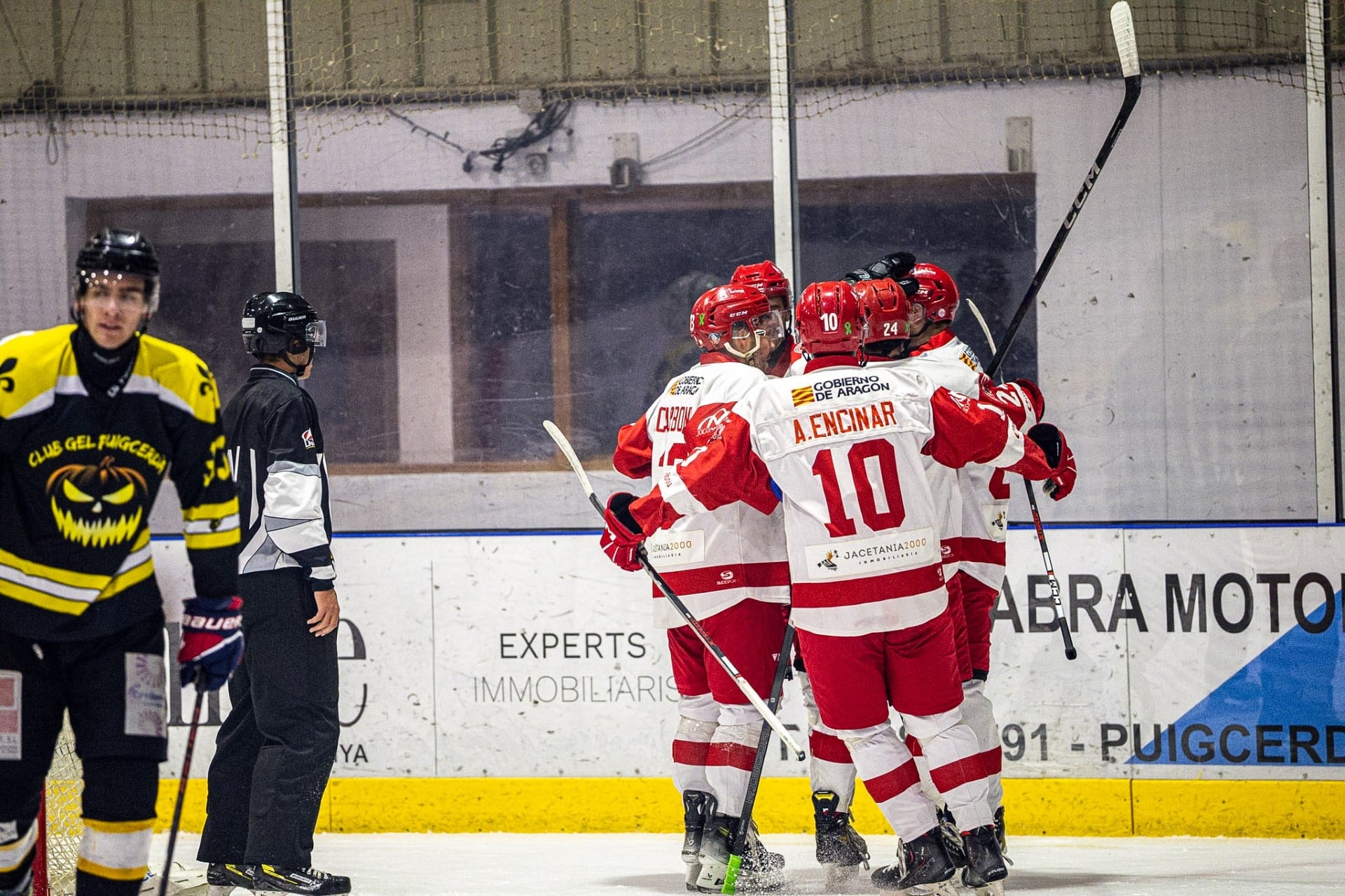 El CH Jaca celebra uno de los goles en Puigcerdà