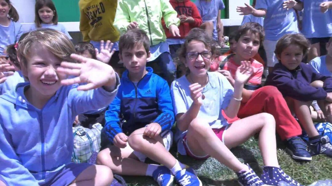 Los más pequeños disfrutan del deporte en el campo de O Vao