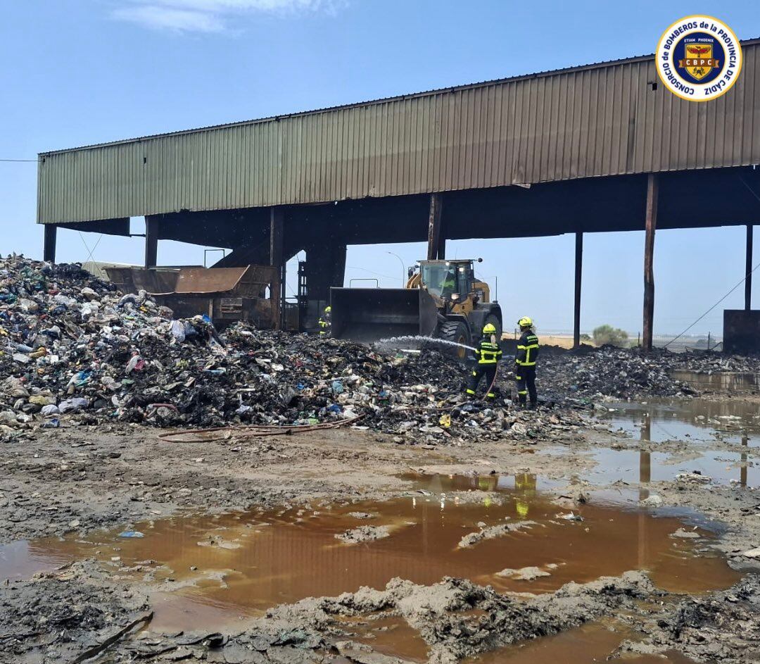Los bomberos continúan refrescando la zona afectada por el fuego en Las Calandrias