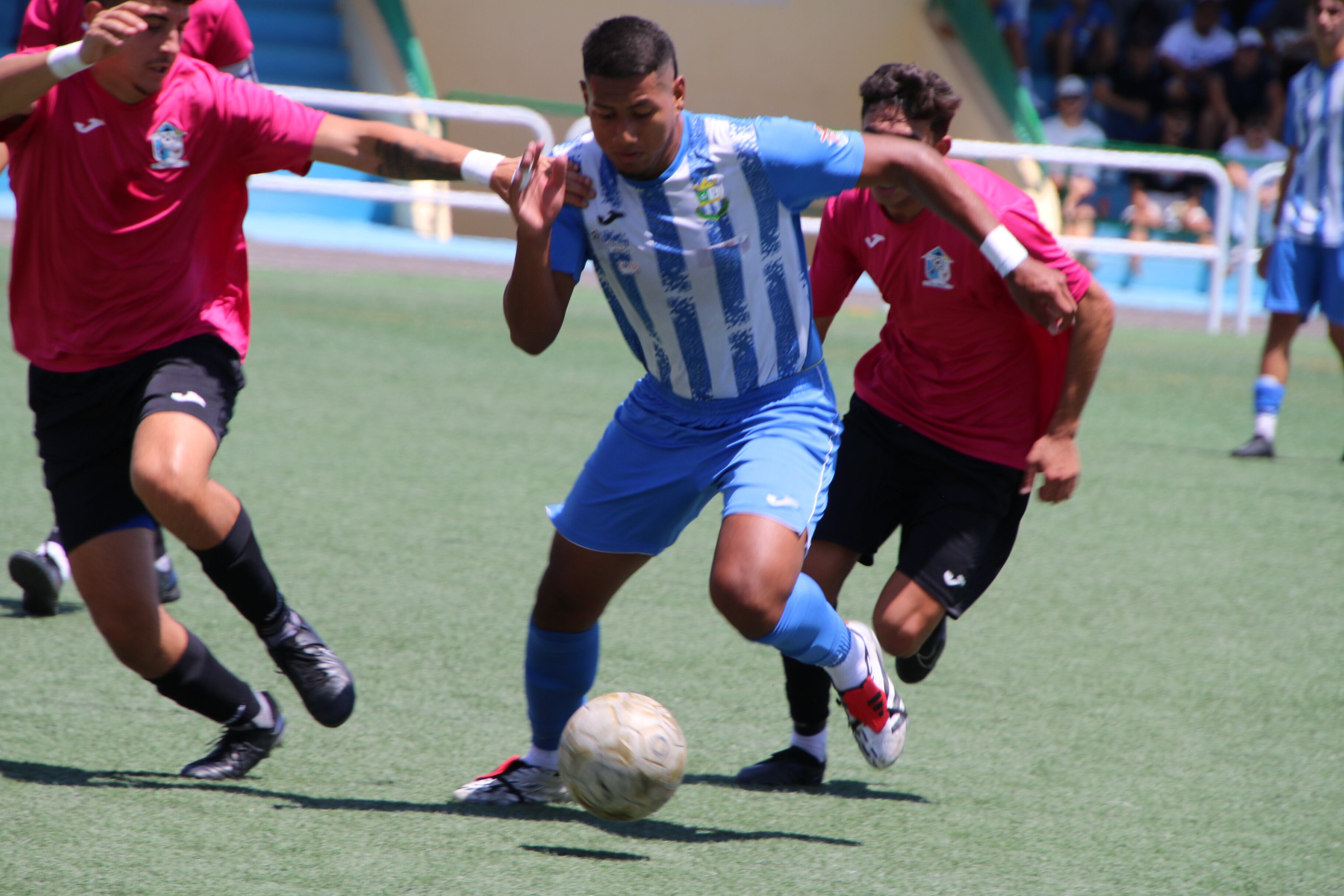 El delantero Junior durante un partido del CD Tahiche en Regional Preferente.