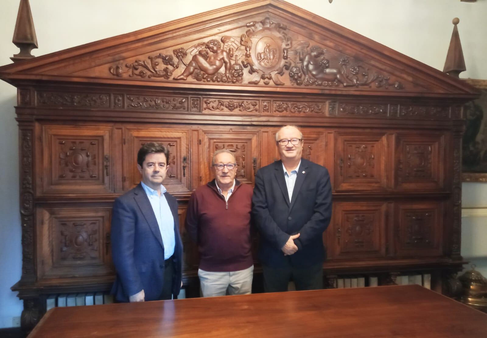 Antonio Tuda, junto al alcalde de Huesca, Luis Felipe, y el primer teniente de alcalde, José María Romance