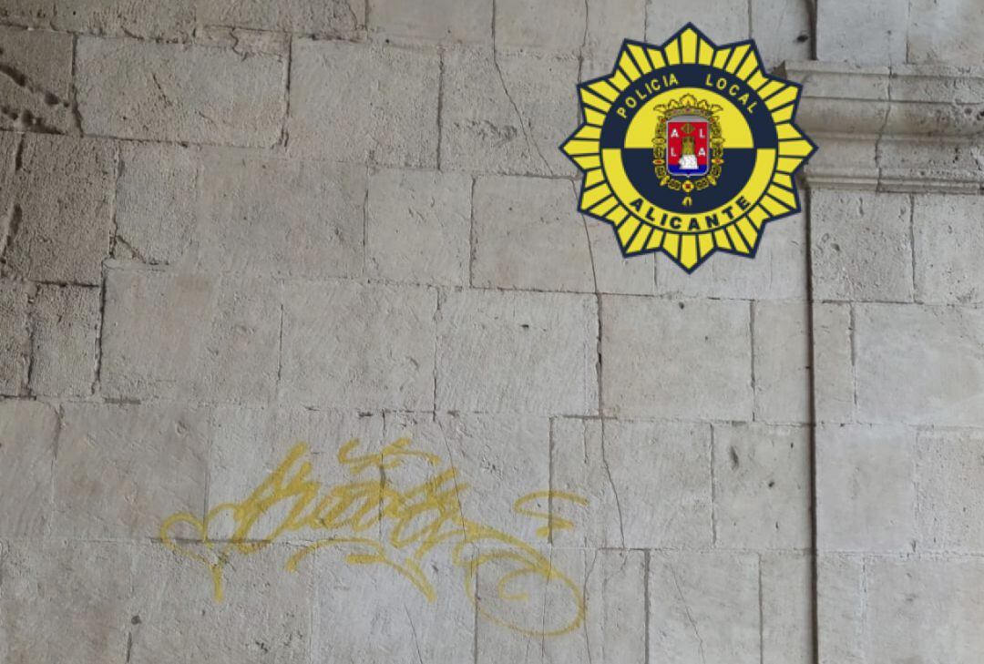 Pintadas en el pórtico del Ayuntamiento de Alicante