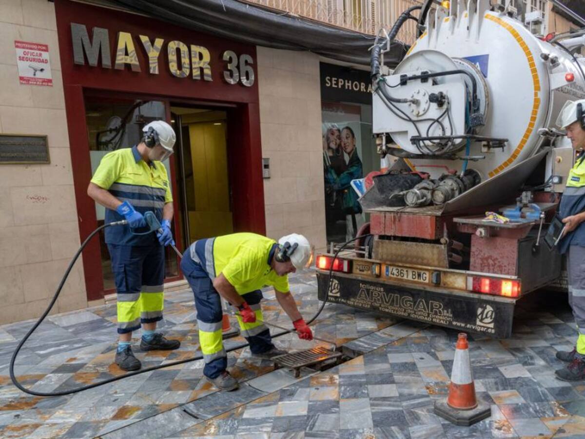 Continúan las labores de acondicionamiento y limpieza de alcantarillado y ramblas de Cartagena