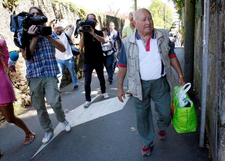 El histórico narcotraficante Manuel Charlín, patriarca del clan de los Charlines, a su salida del juzgado después de ser puesto en libertad con cargos.