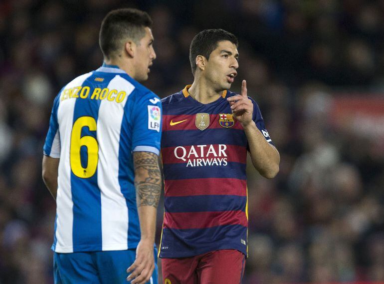 El delantero uruguayo del FC Barcelona Luis Suárez, junto al chileno Enzo Roco, del RCD Espanyol, durante el partido de ida de los octavos de final de la Copa del Rey 