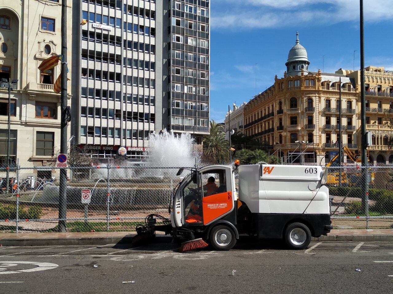 Máquina barredora limpiando la plaza del Ayuntamiento después de una mascletà