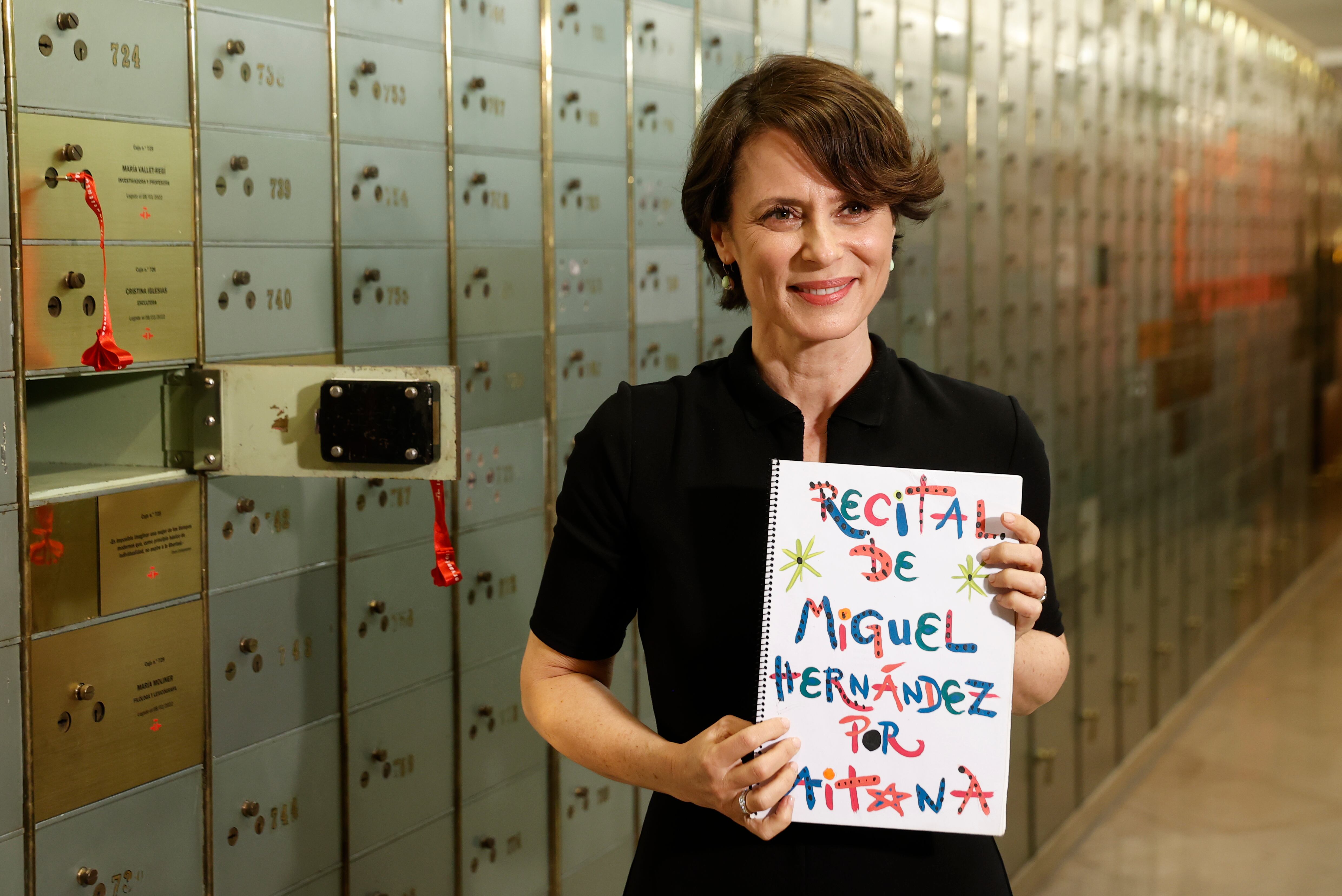 Aitana Sánchez Gijón, deposita en su nombre su legado en la Caja de las Letras durante un acto organizado por el Instituto Cervantes con motivo del Día de la Mujer.