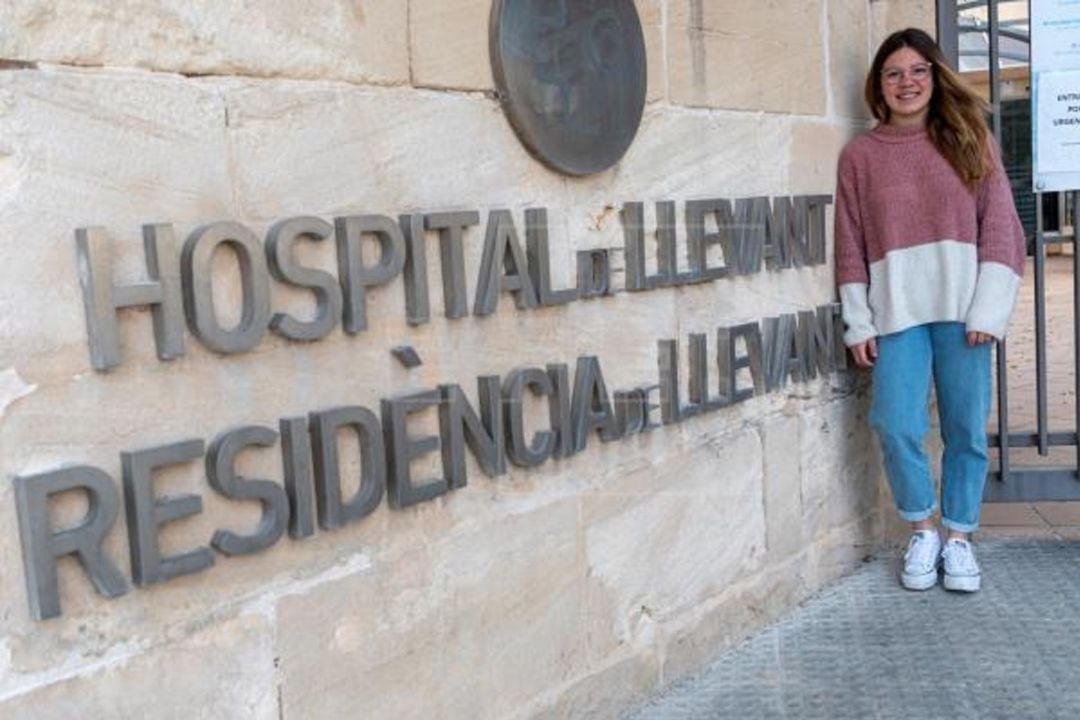 La jugadora de voleibol y enfermera, María Antonia Gomila posa en Porto Cristo, Mallorca durante una entrevista con la Agencia Efe 