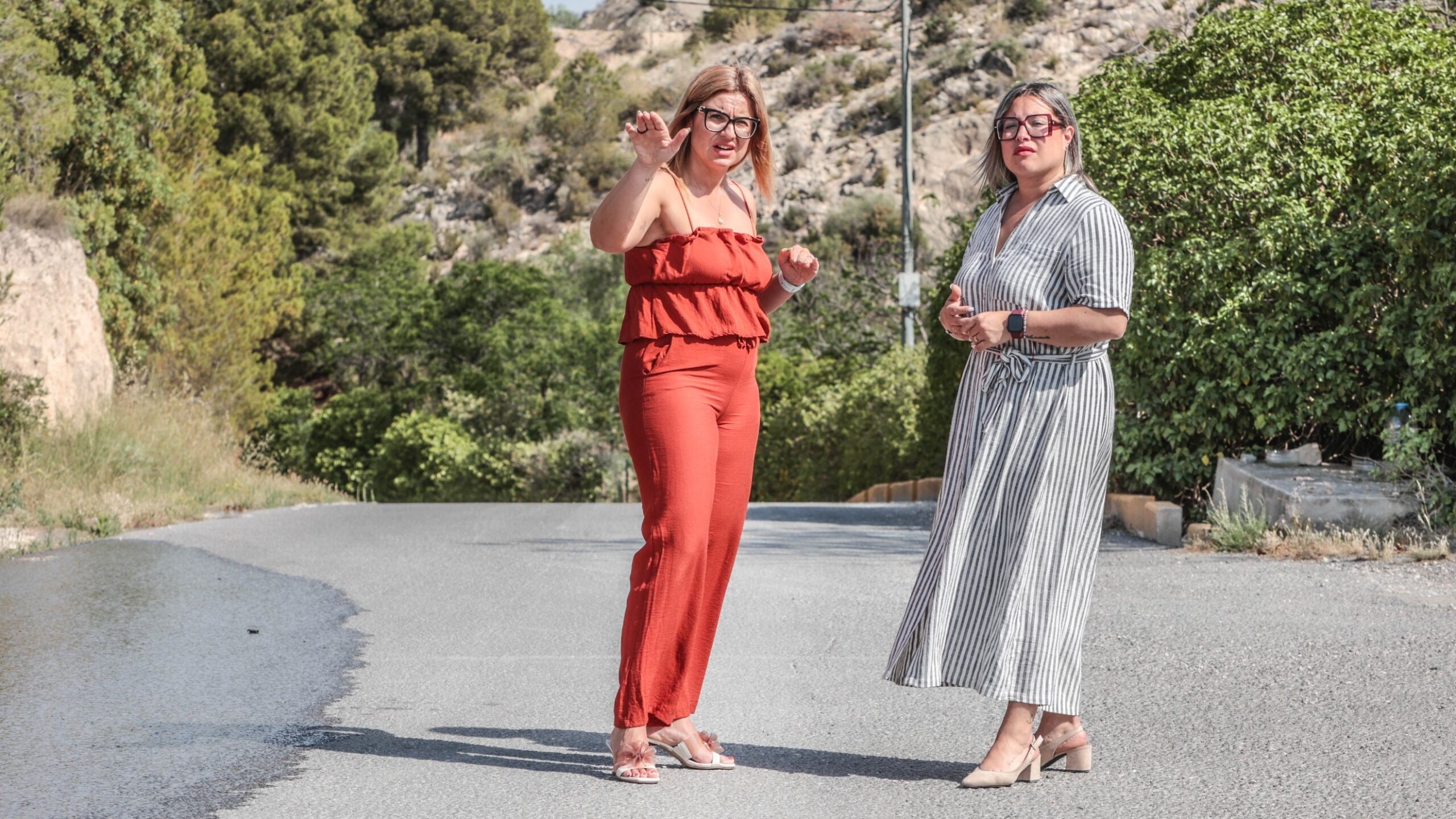 La alcaldesa de Petrer, Irene Navarro; junto a la edil de Medio Ambiente, Remei Iborra; en el camino de Ferrusa