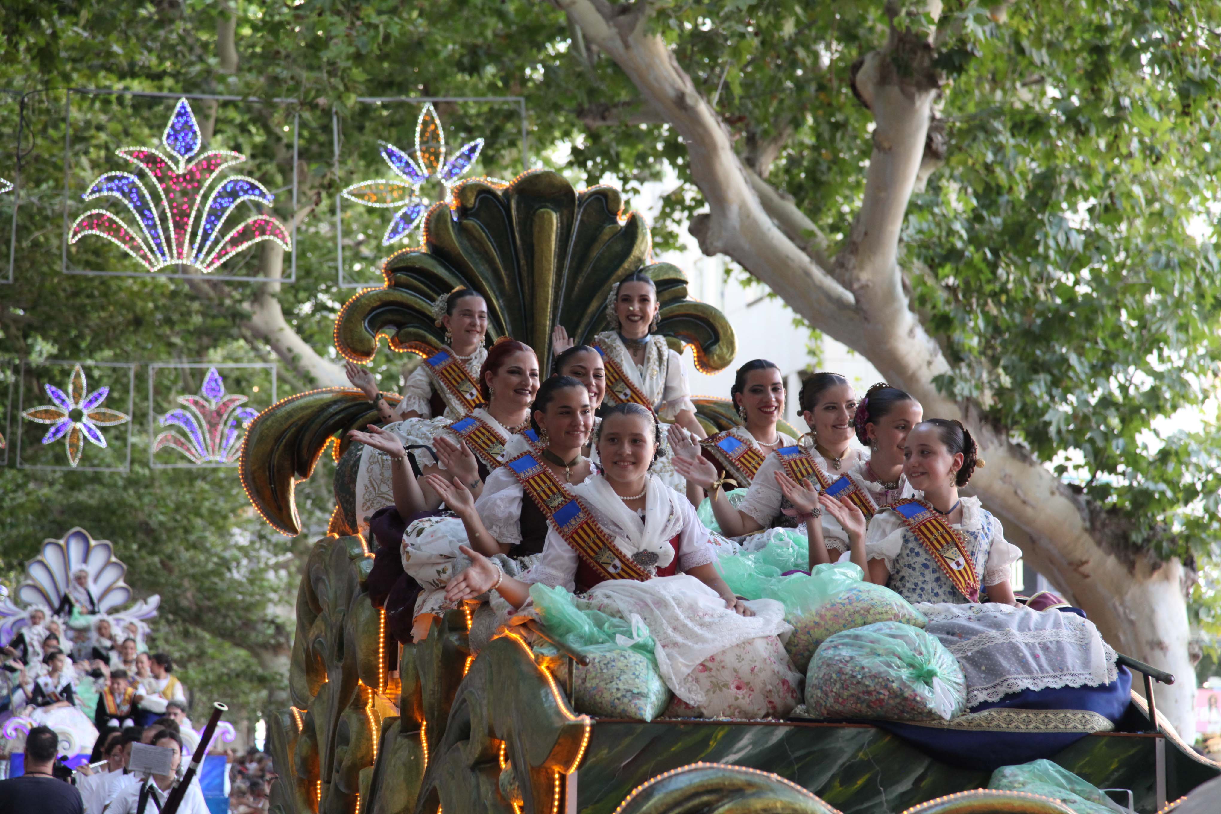 Carroza de las Falleras Mayores de Dénia y sus Corts d&#039;Honor.