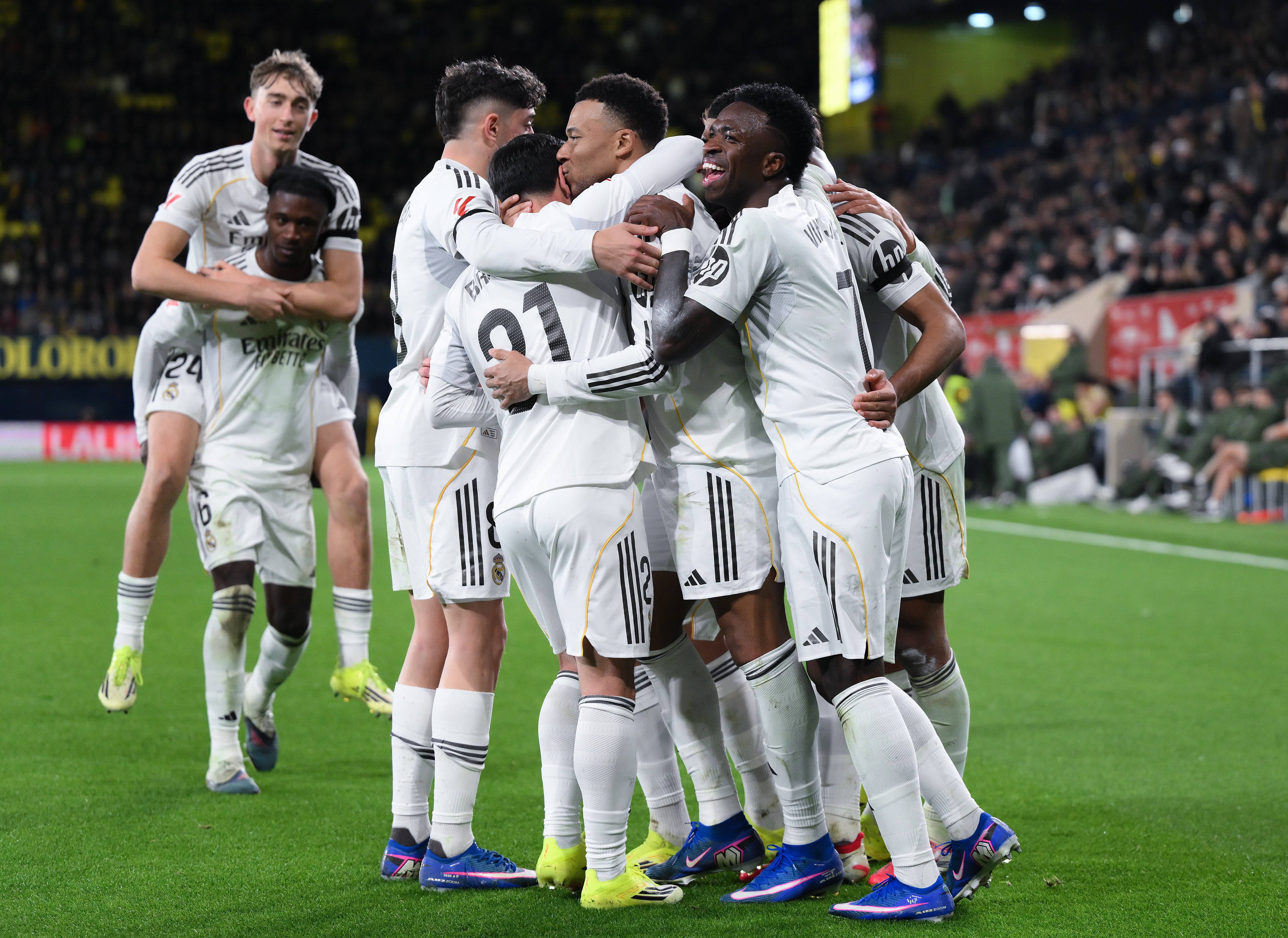 Mbappé celebra con Brahim y el resto del equipo su segundo tanto ante el Villarreal