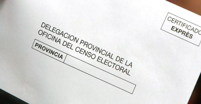 Sobre de una solicitud de voto por correo, voto que ha caído un 40 por ciento con respecto a las anteriores elecciones autonómicas