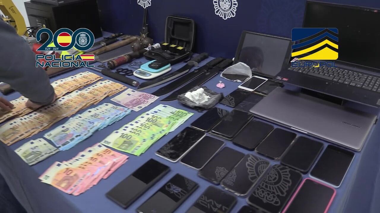 Billetes, dispositivos móviles y material incautado por la Policía Nacional durante la Operación Back-Pack en València.