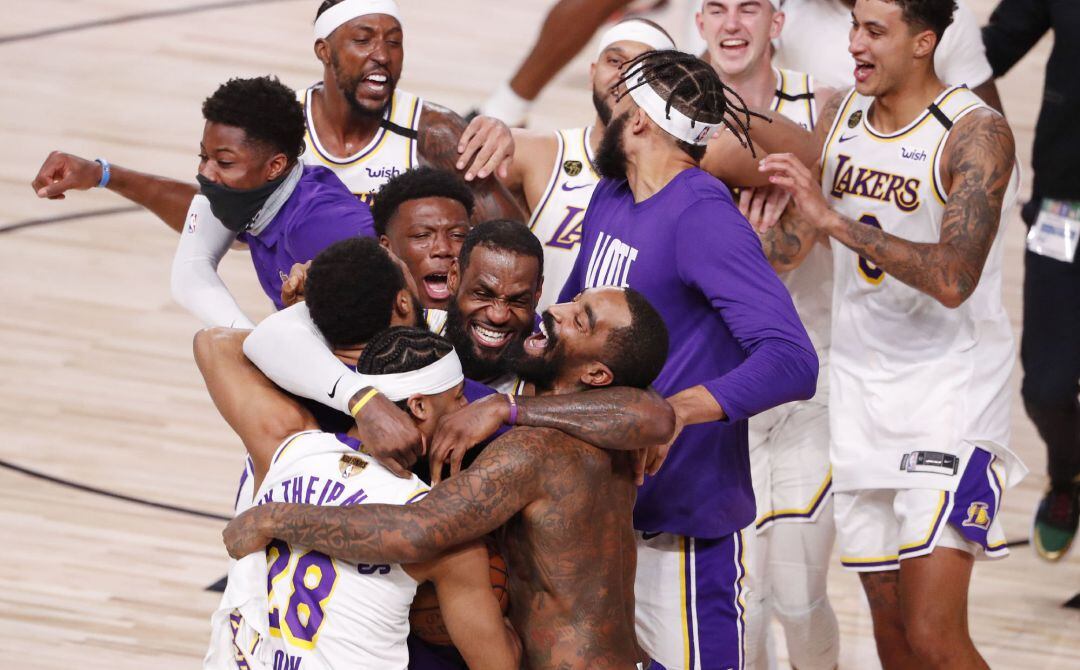 Los jugadores de los Lakers celebran su victoria en las Finales de la NBA ante los Heats.