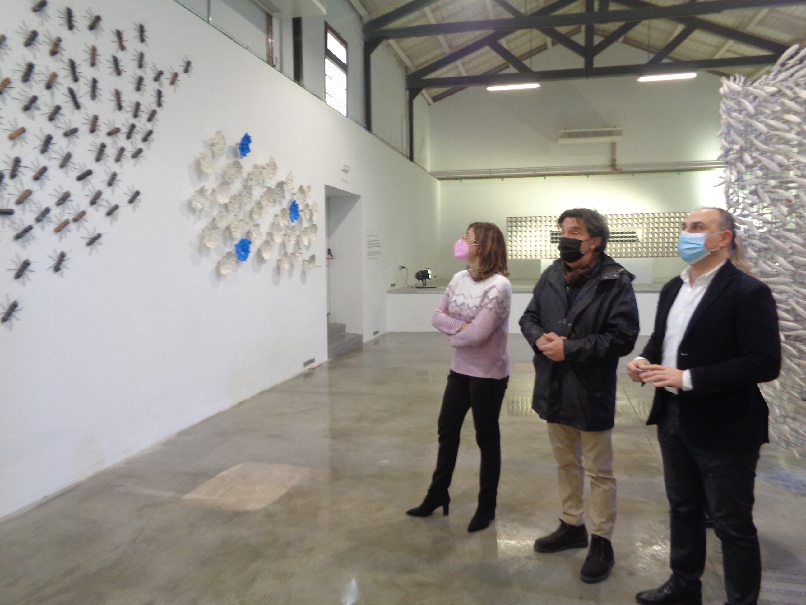 Emilio Berzosa, concejal de Juventud (en primer término), con la alcaldesa, Raquel González y el director de la Escuela de Cerámica, Miguel Martínez Delso