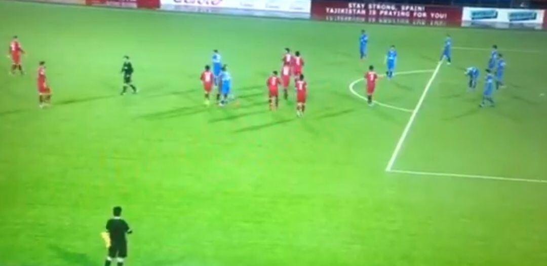 Los jugadores de un equipo de Tayikistán celebran un gol apoyando a España