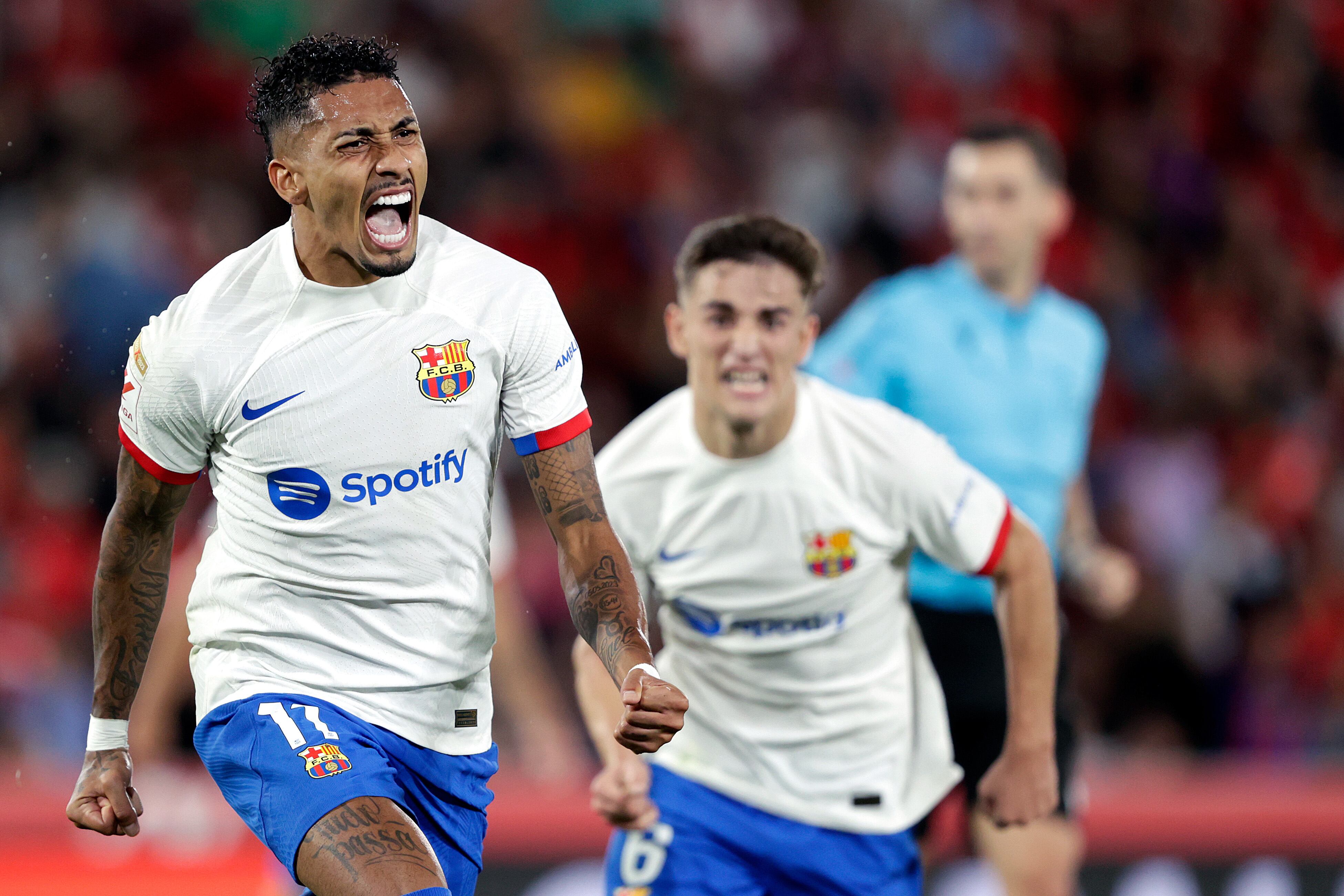 PALMA DE MALLORCA, SPAIN - SEPTEMBER 26: Raphinha of FC Barcelona celebrates 1-1 during the LaLiga EA Sports  match between Real Mallorca v FC Barcelona at the Visit Mallorca Stadium on September 26, 2023 in Palma de Mallorca Spain (Photo by David S.Bustamante/Soccrates/Getty Images)