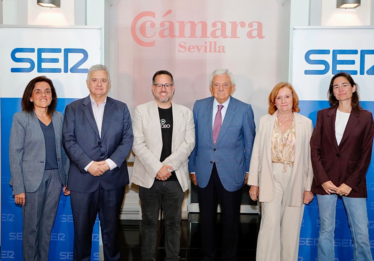 El salón de actos de la Cámara de Comercio de Sevilla ha acogido el Encuentro SER protagonizado por el candidato de Adelante Andalucía a la presidencia de la Junta, José Ignacio García
