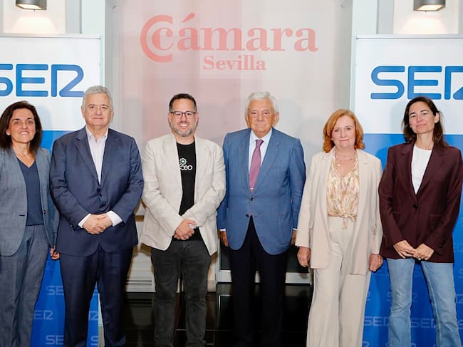 El salón de actos de la Cámara de Comercio de Sevilla ha acogido el Encuentro SER protagonizado por el candidato de Adelante Andalucía a la presidencia de la Junta, José Ignacio García