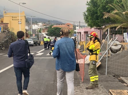 El periodista de la SER Javier Rodríguez narrando en directo la llegada de la lava a Todoque