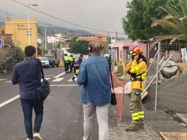 El periodista de la SER Javier Rodríguez narrando en directo la llegada de la lava a Todoque