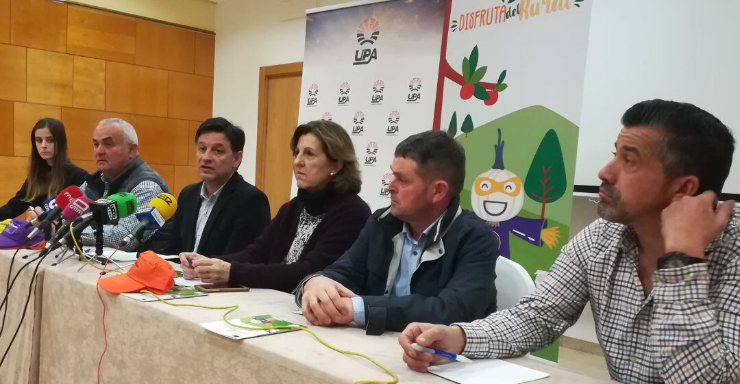 Julián Morcillo, secretario general de UPA Castilla La Mancha durante la presentación de la campaña &quot;Disfruta del rural&quot; que ha presentado en Ciudad Real, junto a otros miembros de la organización agraria