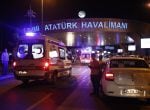 SDT13. ESTAMBUL (TURQUÍA), 28/06/2016.- Médicos esperan para asistir a los heridos tras un atentado suicida perpetrado hoy, martes 28 de junio de 2016, en el mayor aeropuerto de Estambul, Atatürk, que ha causado al menos diez muertos y una veintena de per