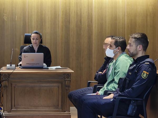 El acusado, en la sala, durante la lectura del veredicto del jurado popular