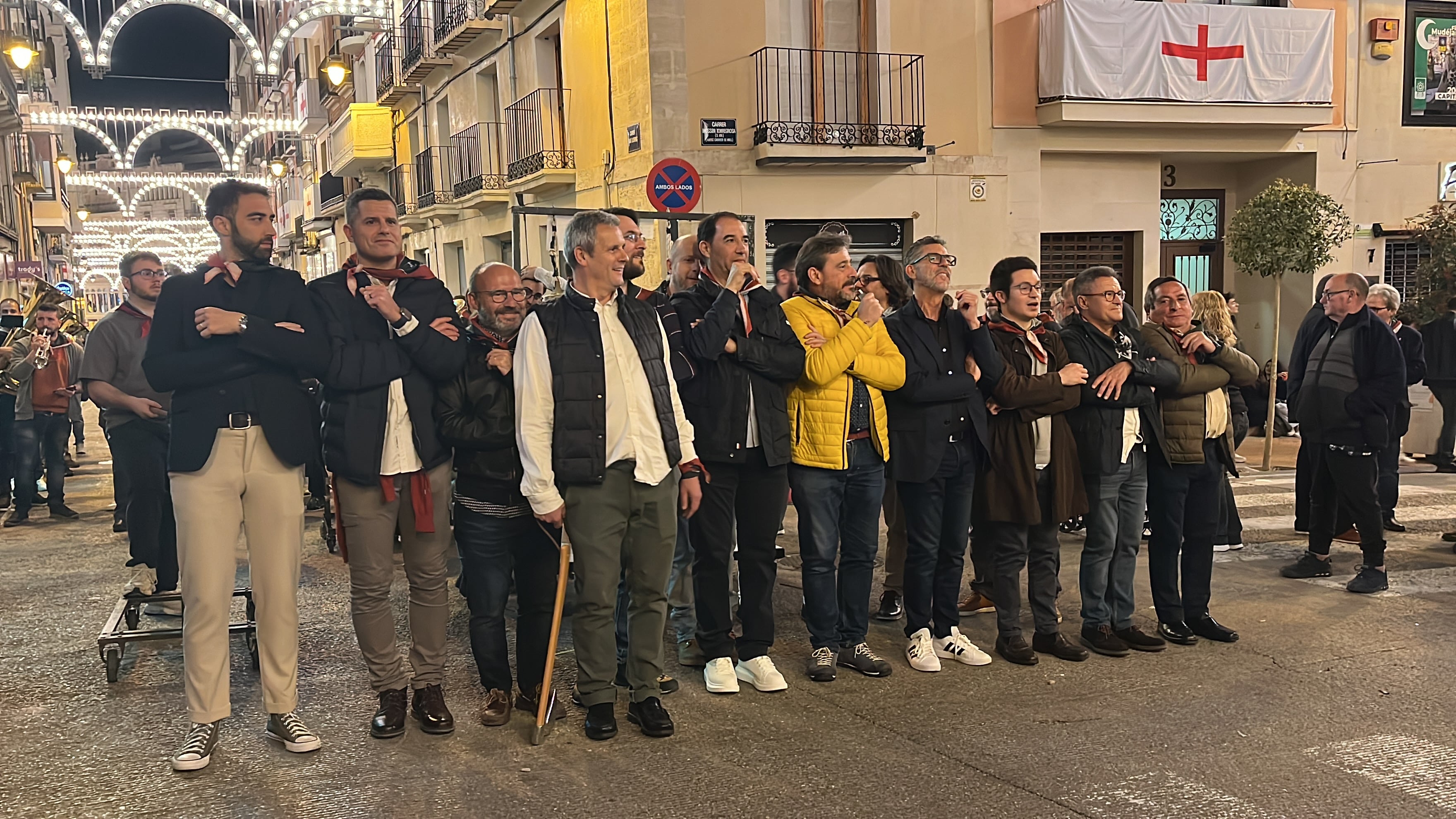 Una escuadra de la Filà Muntanyesos desfilando en abril de 2024 por la calle Sant Llorenç.