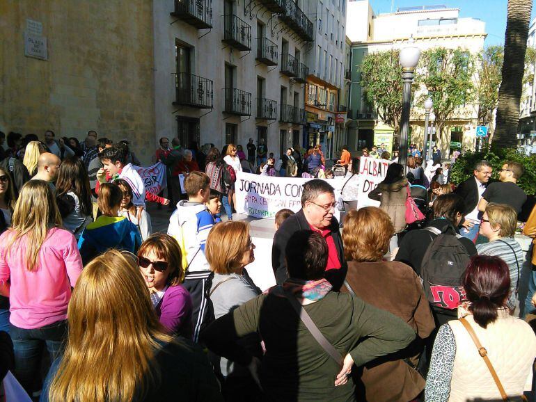 Concentración en la plaza de Baix para pedir la jornada continua