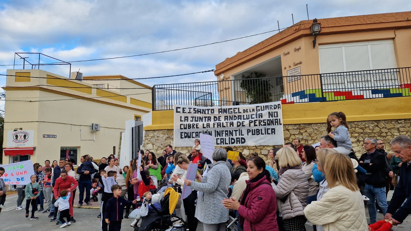 Momentos de la concentración frente al Santo Ángel de la Guarda / M. Olmo