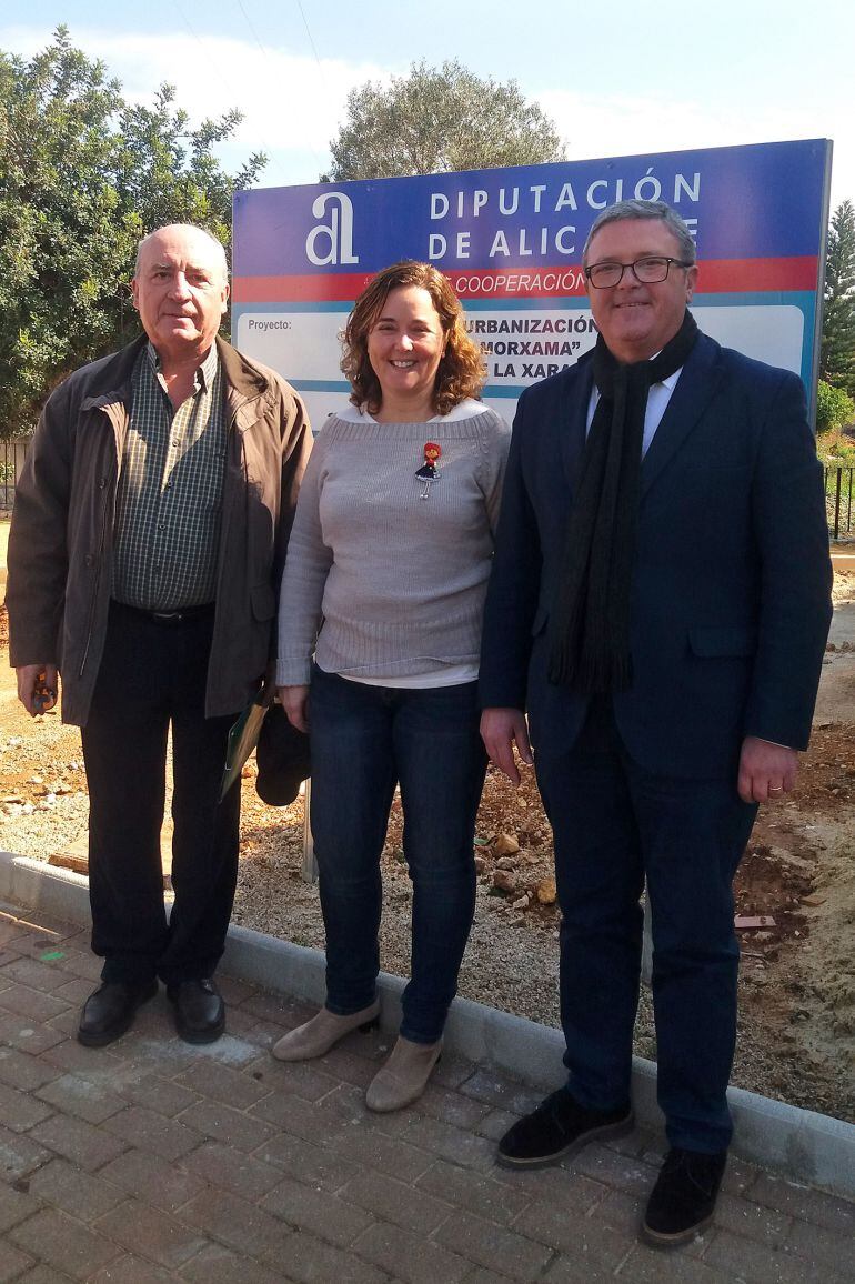 El diputado provincial Jaume Lloret con la alcalde de La Xara, Maite Pérez Conejero.