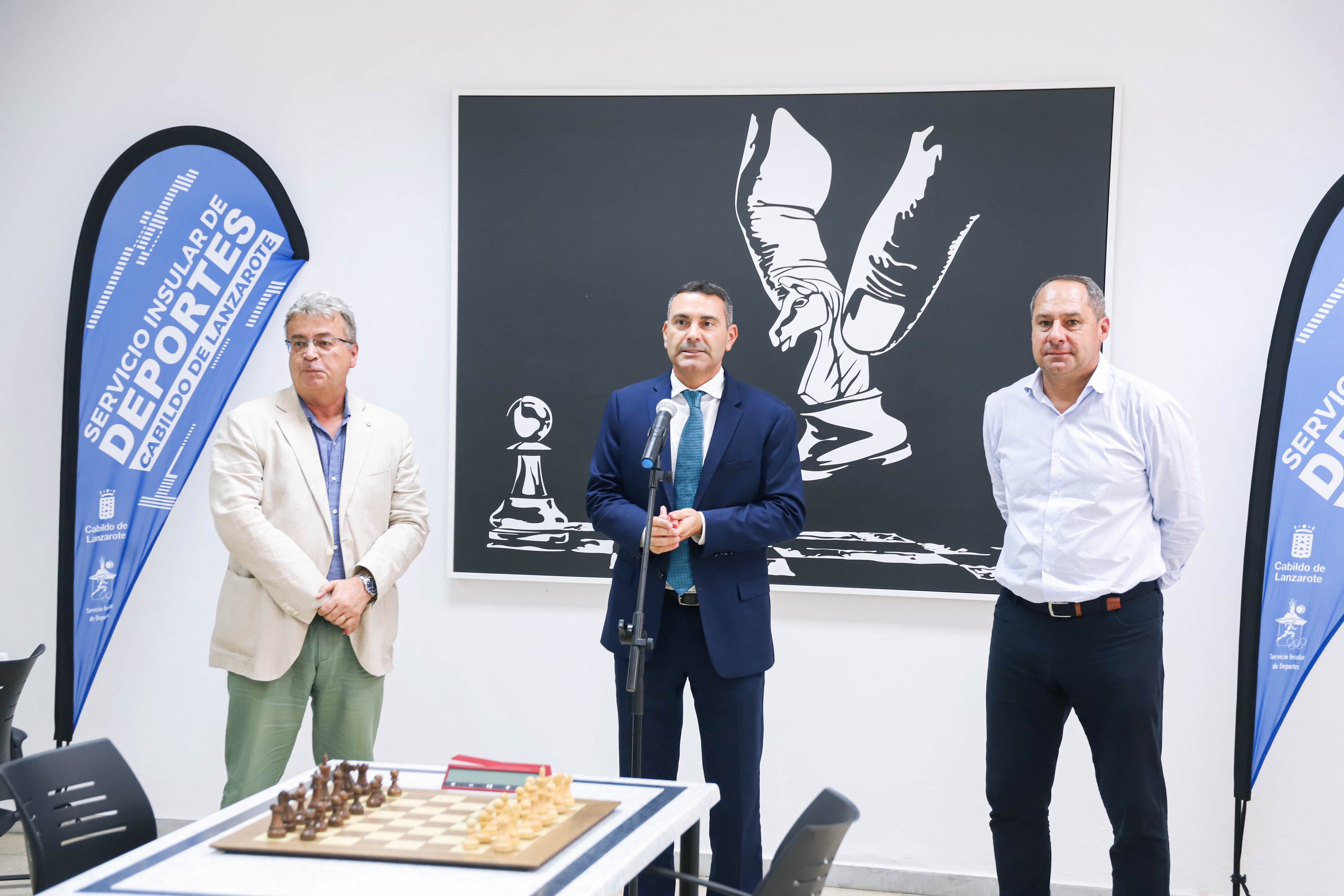 El presidente de la Federación Canaria de Ajedrez, Juan Alexis Alonso Valiente, junto al presidente del Cabildo de Lanzarote, Oswaldo Betancort, y el consejero de Deportes, Juan Monzón.