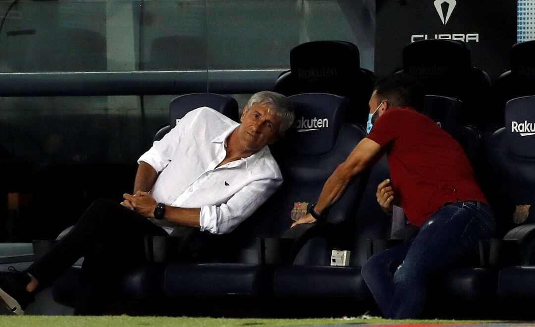 Quique Setién, junto a Éder Sarabia en el partido entre el Barcelona y el Athletic.