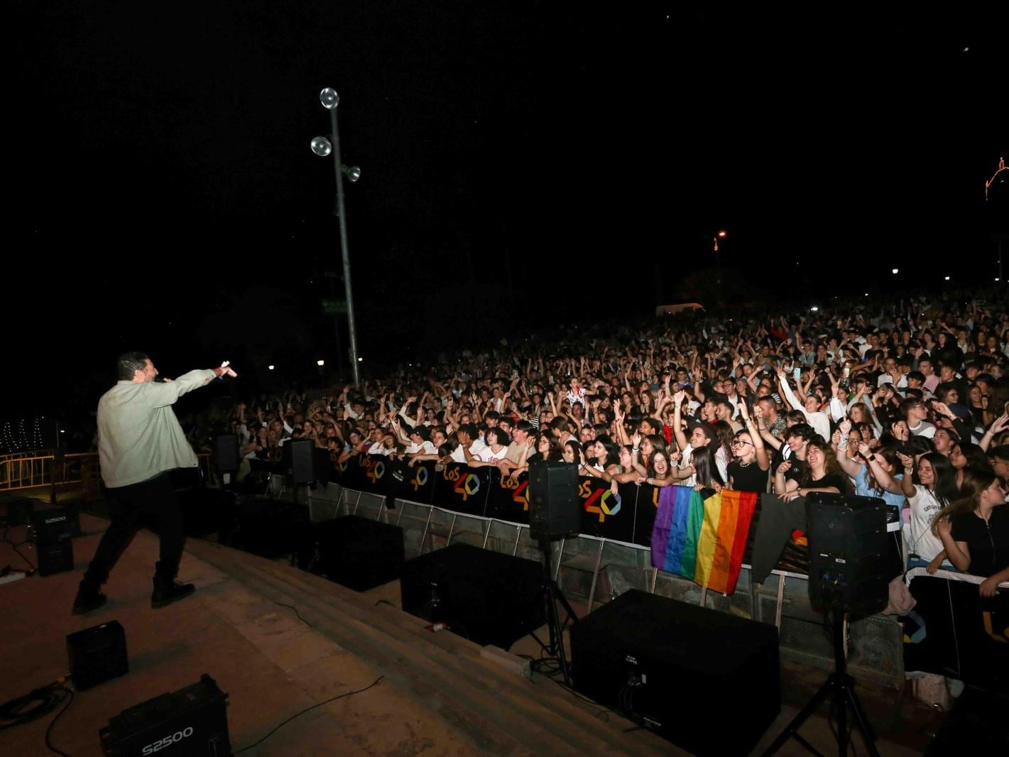 Tony Aguilar levantando al público de LOS40 Pop Petrer.