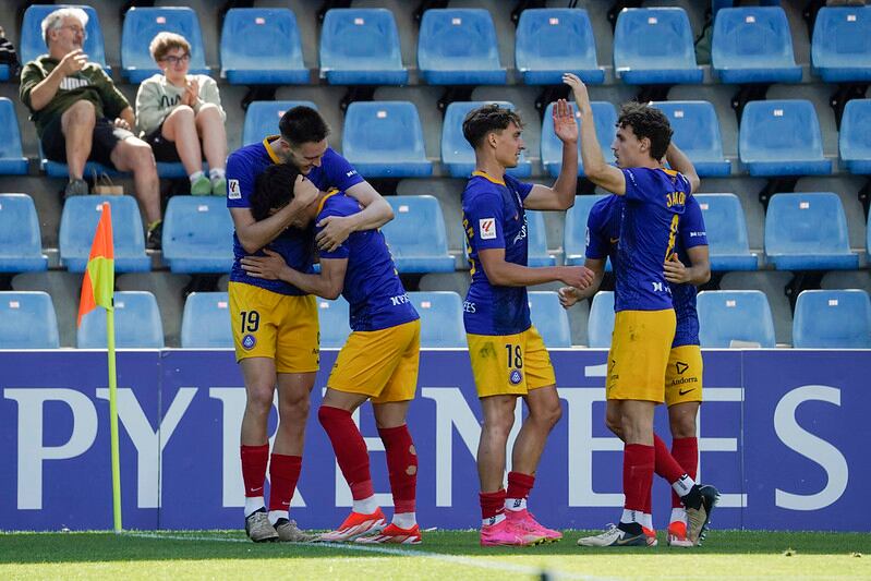 Un grup de jugadors celebra l'1 a 0 d'Aurélien Scheidler