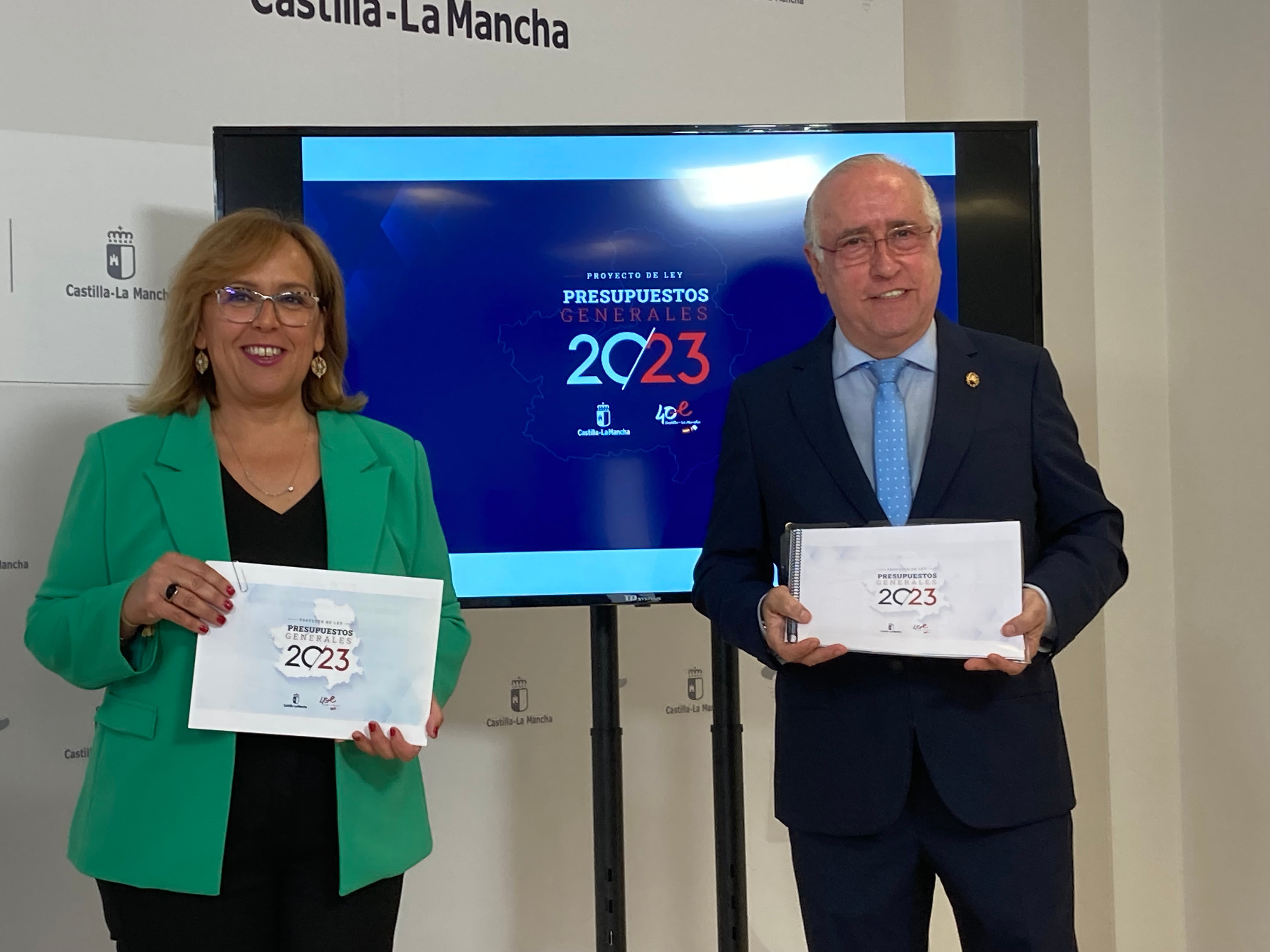 La Delegada de la Junta en Ciudad Real, Carmen Olmedo y el delegado de Hacienda y Administraciones Públicas, Francisco Pérez Alonso han presentado los presupuestos regionales de 2023 para Ciudad Real