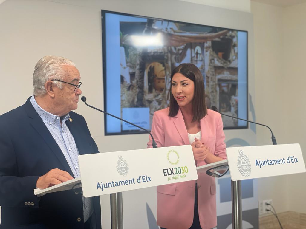 Mariola Galiana, concejala de Fiestas del Ayuntamiento de Elche y José Albert, presidente de la Asociación de Belenistas de Elche