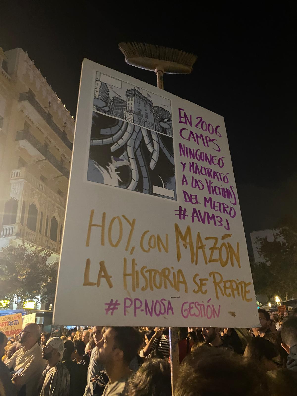 Pancarta contra la gestión de Mazón al frente de la DANA durante la manifestación de este sábado en València.