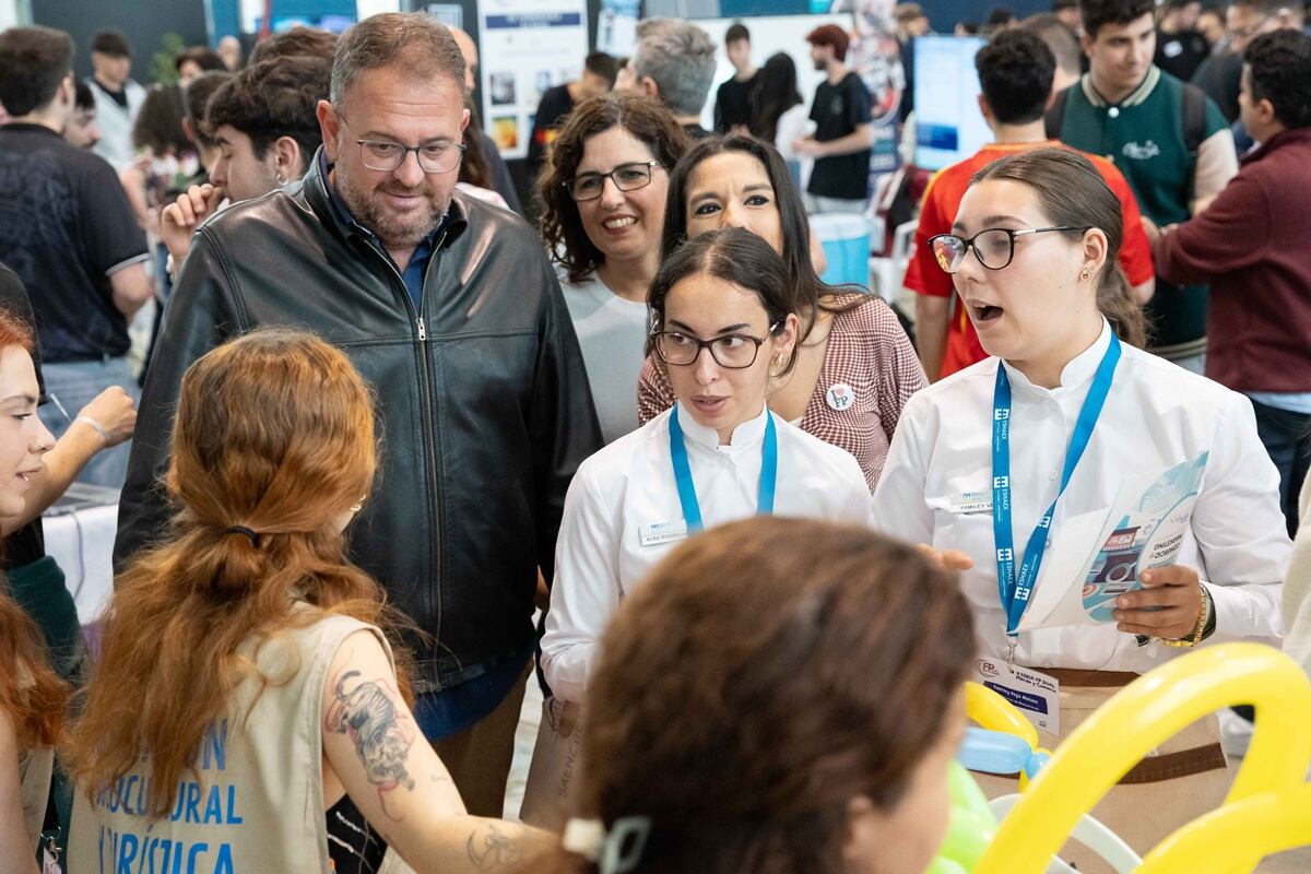 El alcalde, Antonio Rodríguez Osuna, en la Feria de FP Dual de Mérida