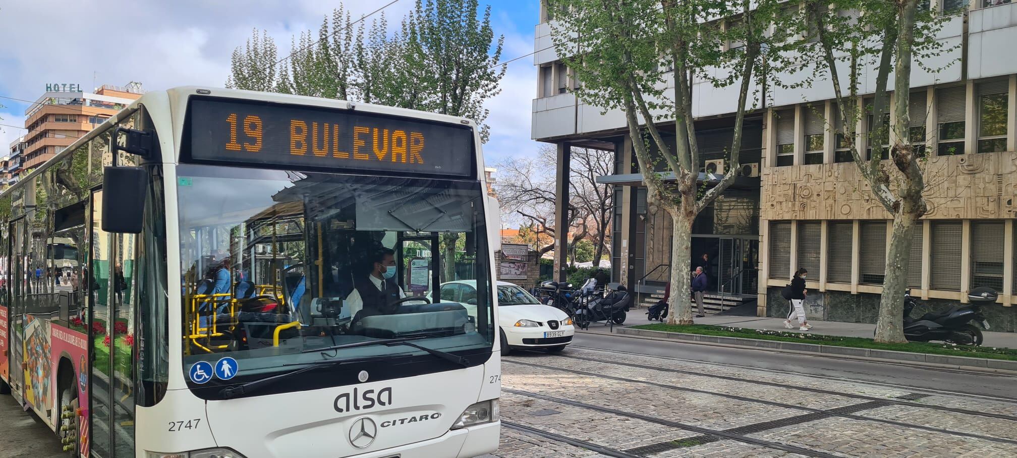 Línea 19 de los autobuses urbanos de Jaén a su paso por el Paseo de la Estación.