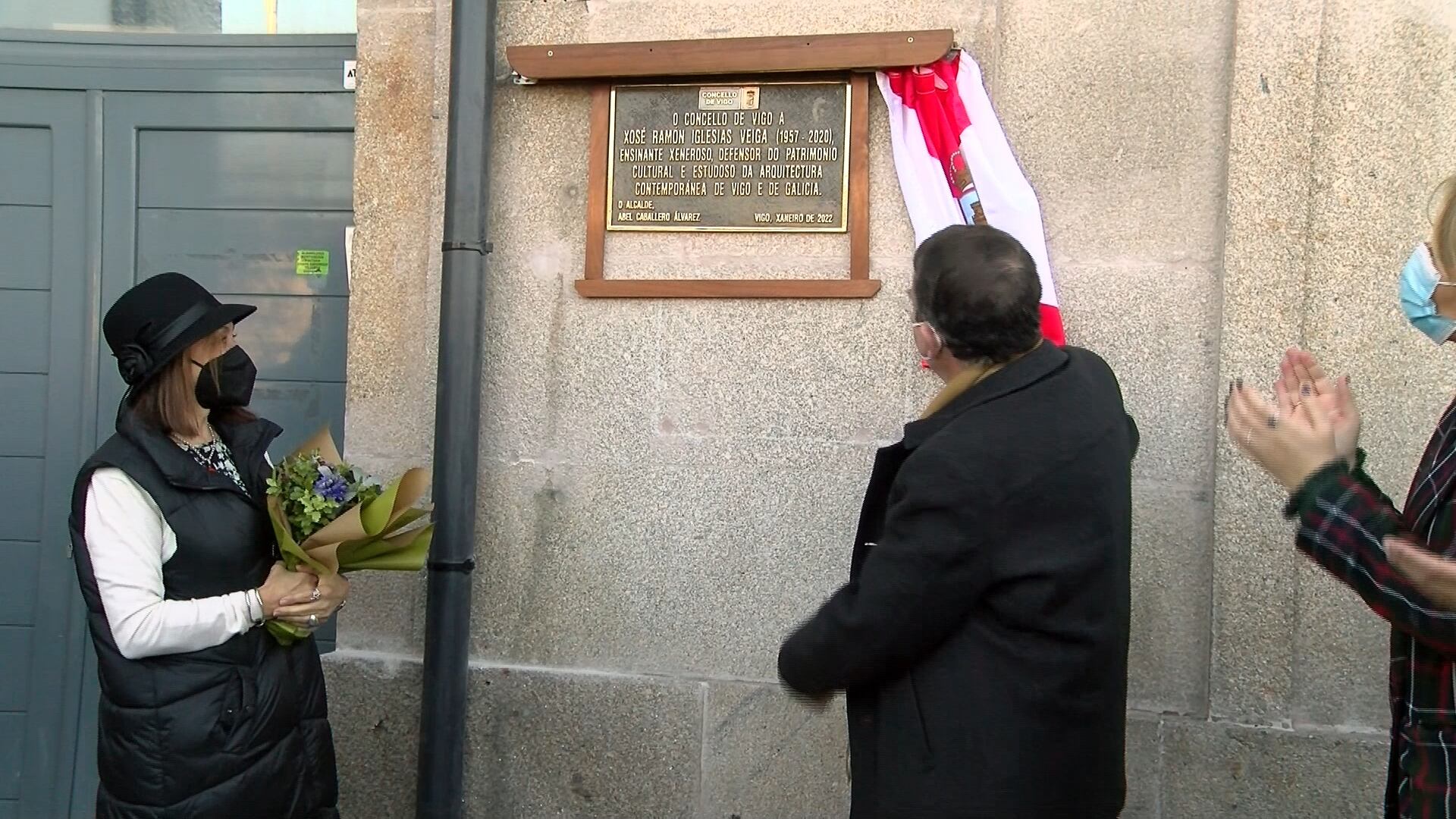 El alcalde de Vigo, su viuda y uno de sus hijos acudían al homenaje.